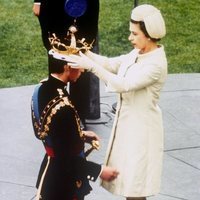 Carlos de Inglaterra siendo coronado como Príncipe de Gales en 1969