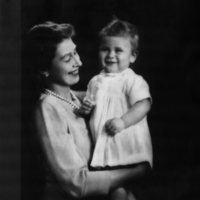 La Reina Isabel II junto al Príncipe Carlos con un año