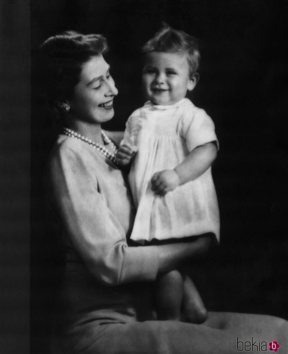 La Reina Isabel II junto al Príncipe Carlos con un año