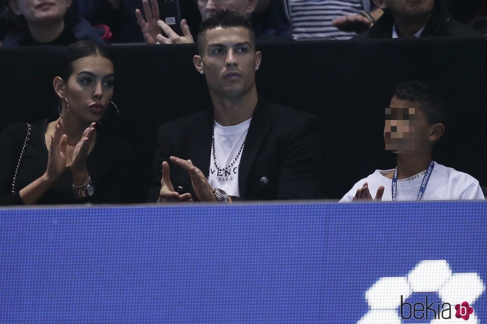 Georgina Rodríguez y Cristiano Ronaldo disfrutando de un partido de tenis con Cristiano Ronaldo Junior