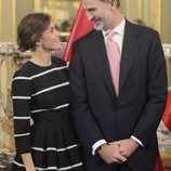 Los Reyes Felipe y Letizia se dedican una tierna mirada en su Viaje de Estado a Perú