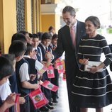 Los Reyes Felipe y Letizia saludan a los niños del colegio Reino de España de Lima