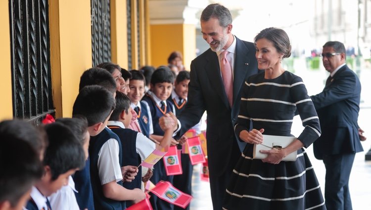 Los Reyes Felipe y Letizia saludan a los niños del colegio Reino de España de Lima