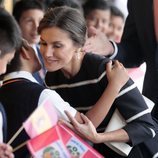 La Reina Letizia, muy cariñosa con un niño del colegio Reino de España de Lima