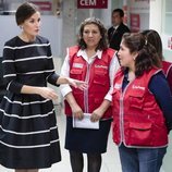 La Reina Letizia visita el Centro de Emergencia Mujer de Lima
