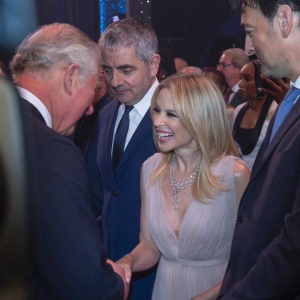 El Príncipe Carlos de Inglaterra saludando a Kylie Minogue ...