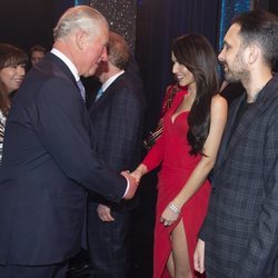 El Príncipe Carlos de Inglaterra saludando a Cheryl Cole