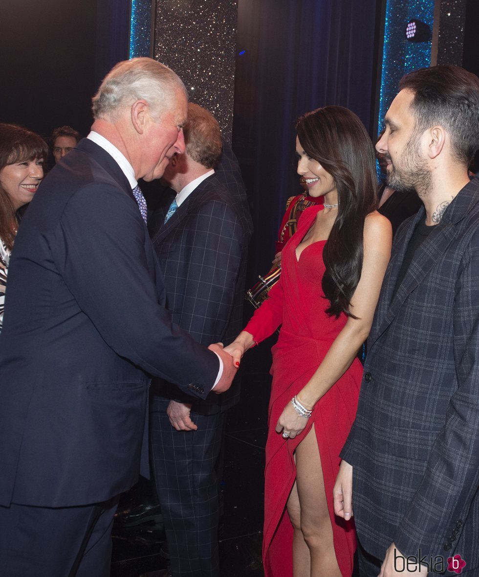 El Príncipe Carlos de Inglaterra saludando a Cheryl Cole