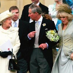 Isabel II junto a su hijo el Príncipe Carlos y Camilla Parker-Bowles el día de su boda