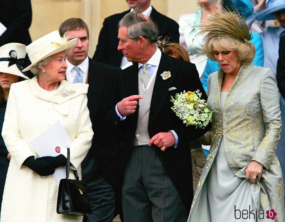 Isabel II junto a su hijo el Príncipe Carlos y Camilla Parker-Bowles el día de su boda
