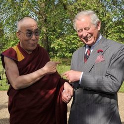 El Príncipe Carlos de Inglaterra junto al Dalai Lama