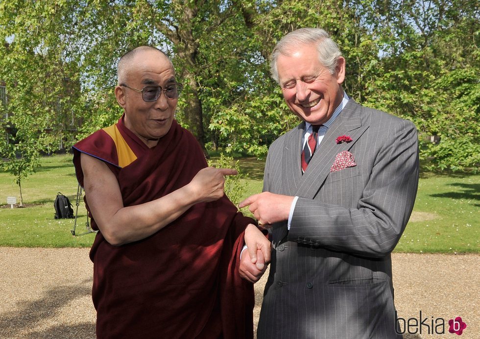 El Príncipe Carlos de Inglaterra junto al Dalai Lama