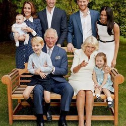 El Príncipe Carlos con Camilla Parker, los Duques de Cambridge y sus hijos y el Príncipe Harry y Meghan Markle
