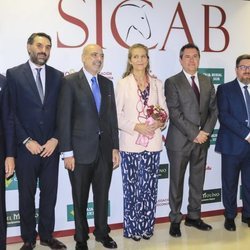 La Infanta Elena posa con las autoridades en la 28ª edición del SICAB en Sevilla
