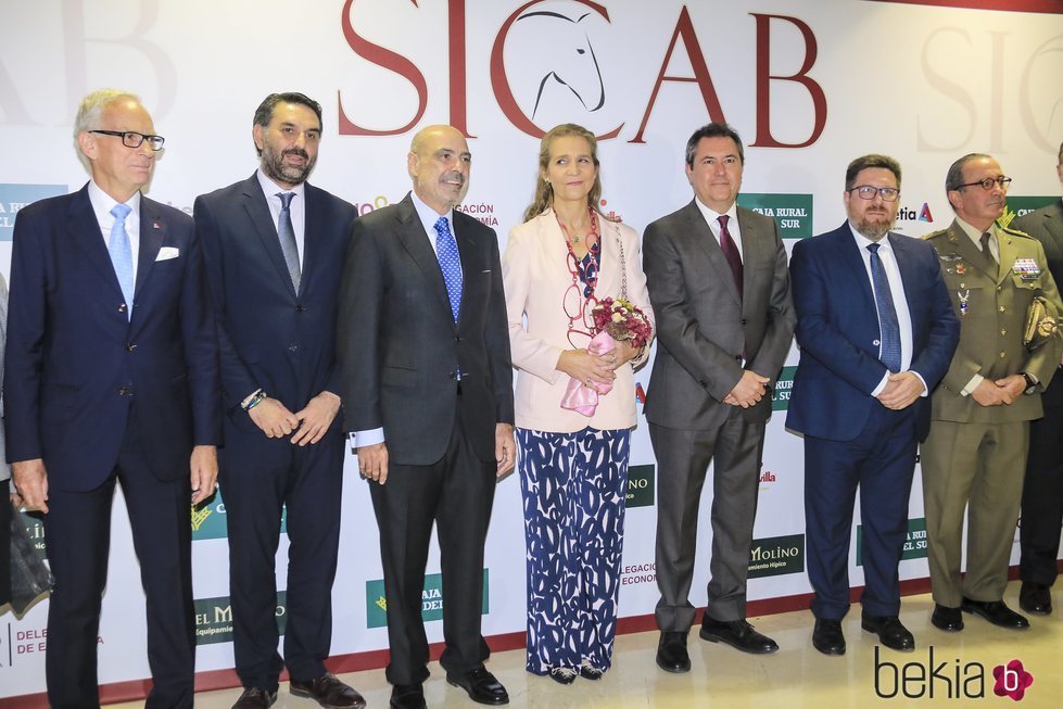 La Infanta Elena posa con las autoridades en la 28ª edición del SICAB en Sevilla