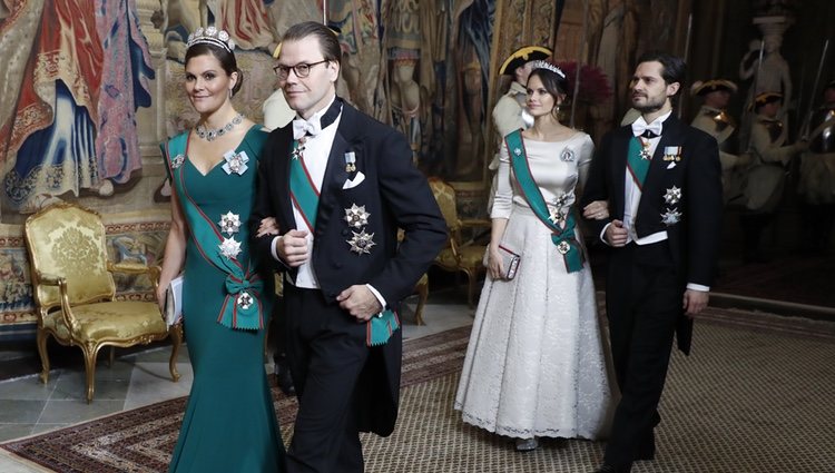 Los Príncipes Victoria, Daniel, Sofia y Carlos Felipe de Suecia durante la cena de gala en honor a Sergio Mattarella