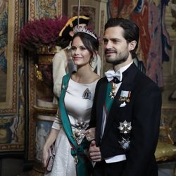 Los Príncipes Carlos Felipe y Sofia de Suecia durante la cena de gala en honor a Sergio Mattarella