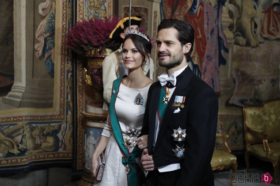 Los Príncipes Carlos Felipe y Sofia de Suecia durante la cena de gala en honor a Sergio Mattarella