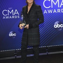 Keith Urban posando con su premio de los Country Music Association Awards 2018