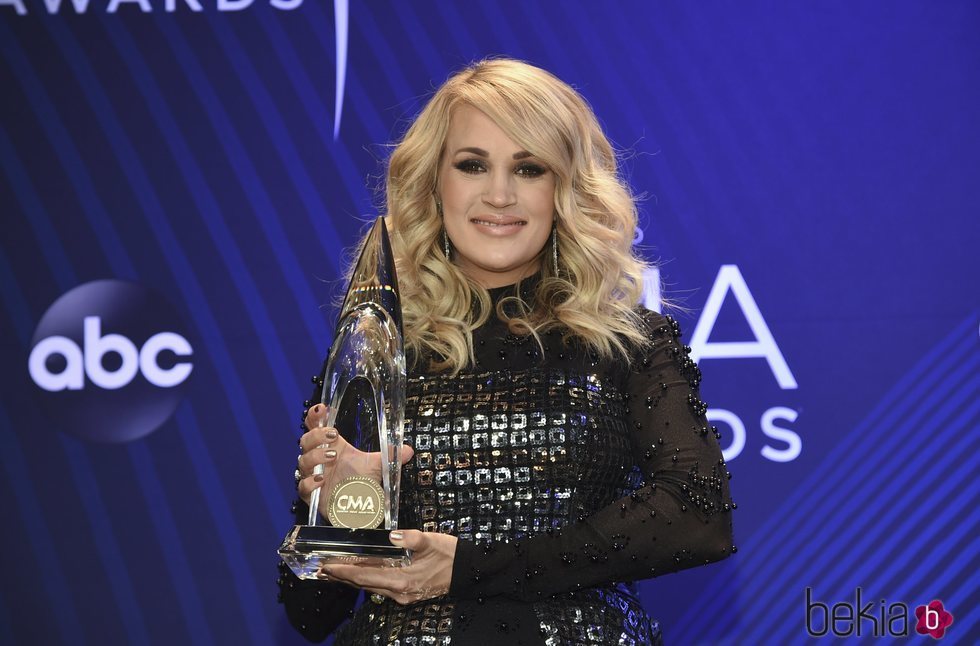 Carrie Underwood posando con su premio de los Country Music Association Awards 2018