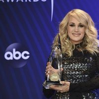 Carrie Underwood posando con su premio de los Country Music Association Awards 2018