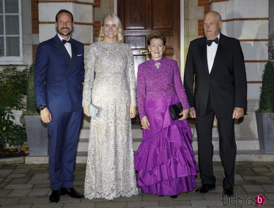Los Reyes Harald y Sonia y los Príncipes Haakon y Mette-Marit de Noruega en el 70 cumpleaños del Príncipe Gales