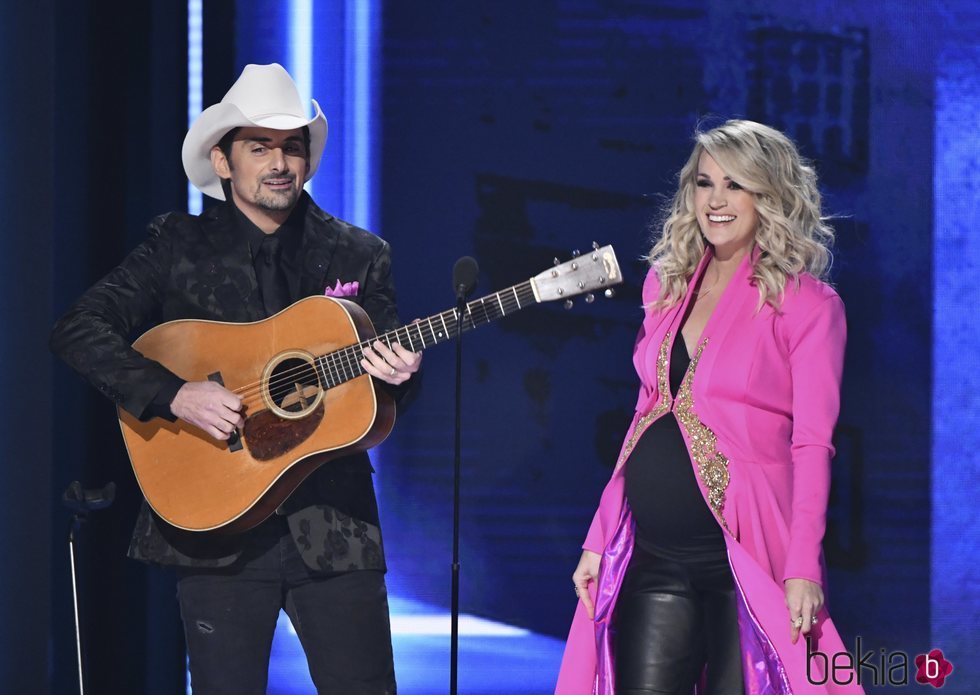 Brad Paisley y Carrie Underwood durante su actuación en los Country Music Association Awards 2018