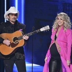 Brad Paisley y Carrie Underwood durante su actuación en los Country Music Association Awards 2018