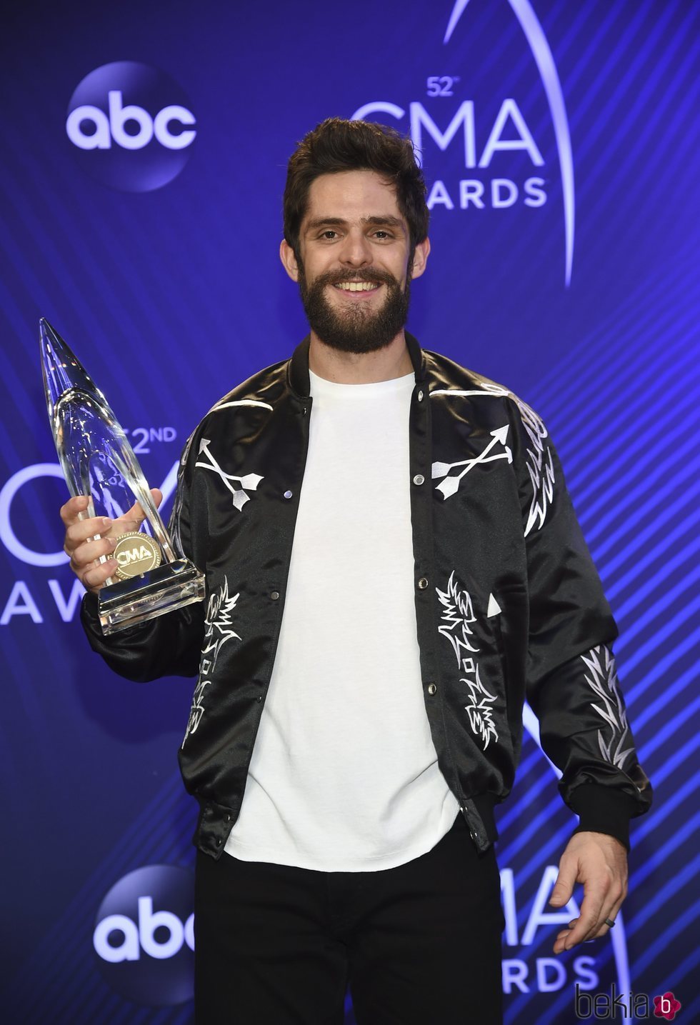 Thomas Rhett posando con su premio de los Country Music Association Awards 2018
