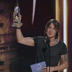 Keith Urban recogiendo su premio de los Country Music Association Awards 2018