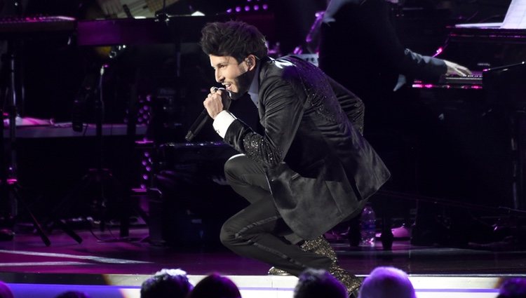 Sebastián Yatra actuando en la gala de Persona del Año de los Grammy Latinos 2018