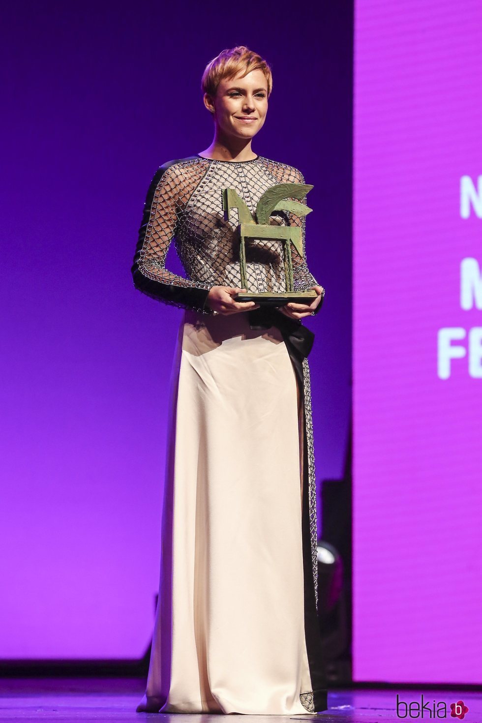 Aura Garrido posando con su galardón en los Premios Ondas 2018