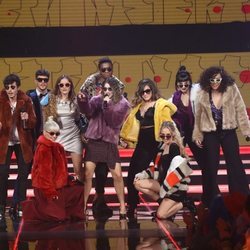 Los concursantes de 'OT 2018' en la canción grupal durante la Gala 8