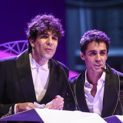 Javier Ambrossi y Javier Calvo recogiendo su galardón en los Premios Ondas 2018