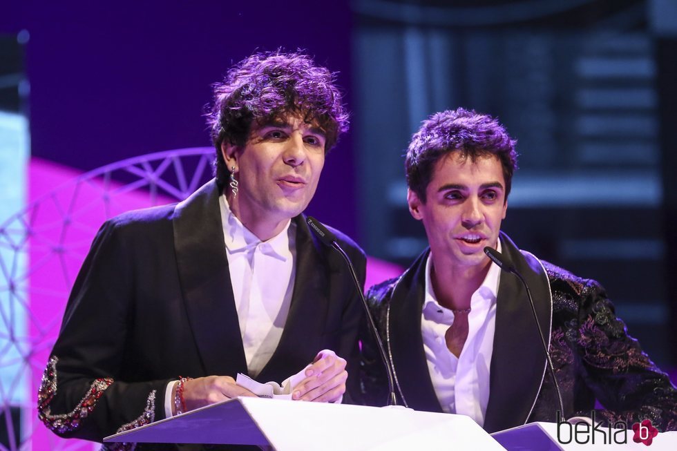 Javier Ambrossi y Javier Calvo recogiendo su galardón en los Premios Ondas 2018