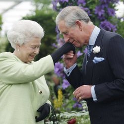 El Príncipe Carlos de Inglaterra besando la mano a la Reina Isabel II