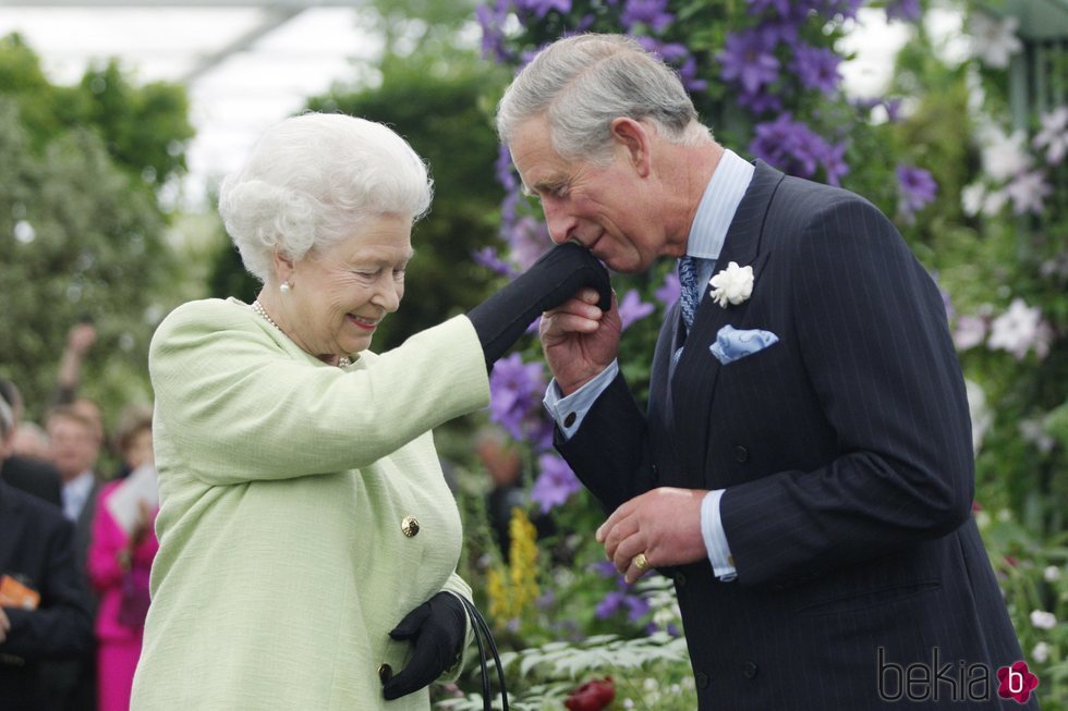 El Príncipe Carlos de Inglaterra besando la mano a la Reina Isabel II
