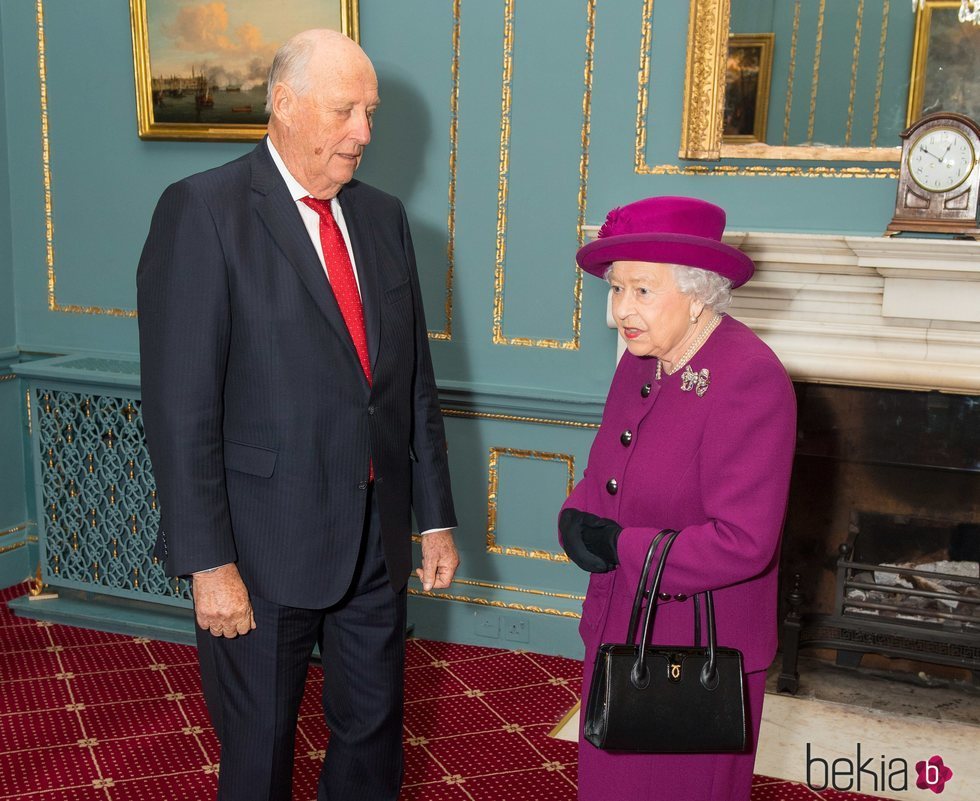 Harald de Noruega durante un encuentro con Isabel II en Londres
