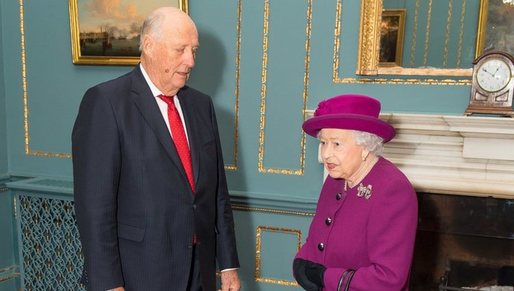 Harald de Noruega durante un encuentro con Isabel II en Londres