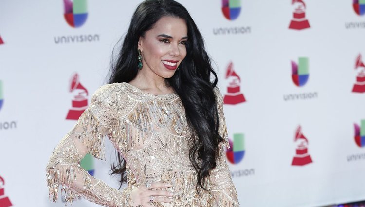 Beatriz Luengo en la alfombra roja de los Grammy Latinos 2018
