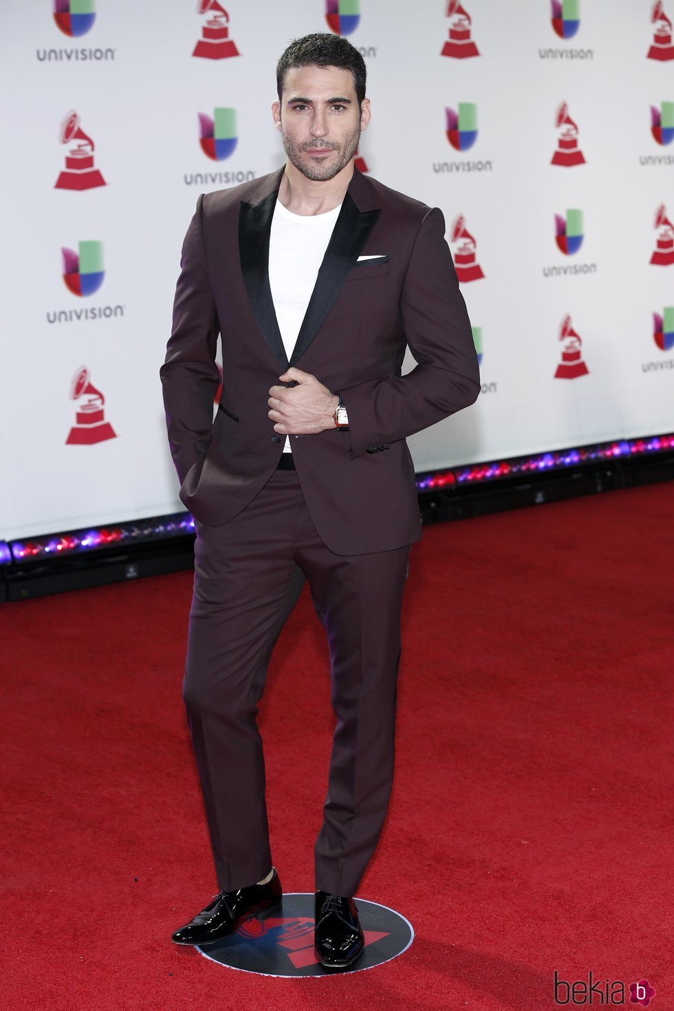 Miguel Ángel Silvestre en la alfombra roja de los Grammy Latinos 2018