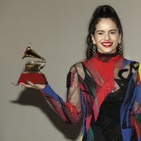 Rosalía con los dos premios ganados en los Grammy Latinos 2018