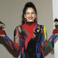 Rosalía con los dos premios ganados en los Grammy Latinos 2018