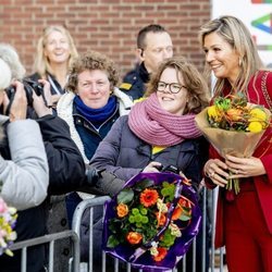Máxima de Holanda posa para una foto con una ciudadana en Utrecht