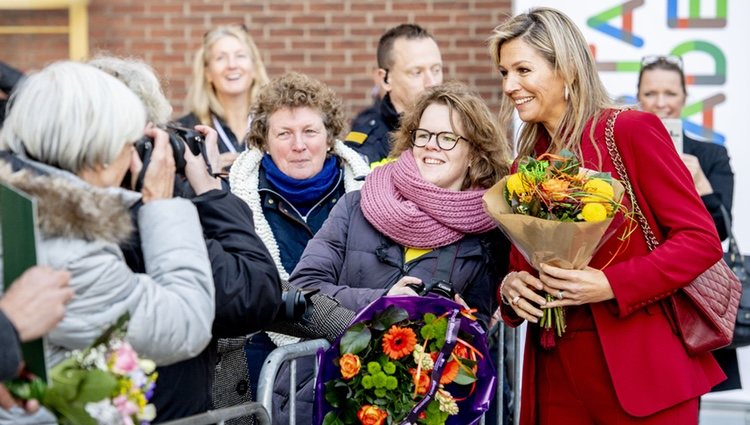 Máxima de Holanda posa para una foto con una ciudadana en Utrecht