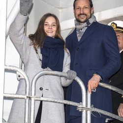 Haakon e Ingrid Alexandra de Noruega tras bautizar el barco Príncipe Haakon