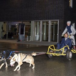 Ingrid Alexandra lleva a Haakon de Noruega en un transporte tirado por perros