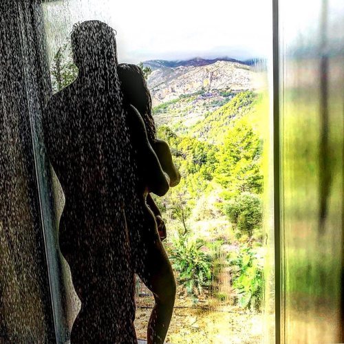 Ezequiel Garay y Tamara Gorro, desnudos mientras se dan una ducha ante la naturaleza