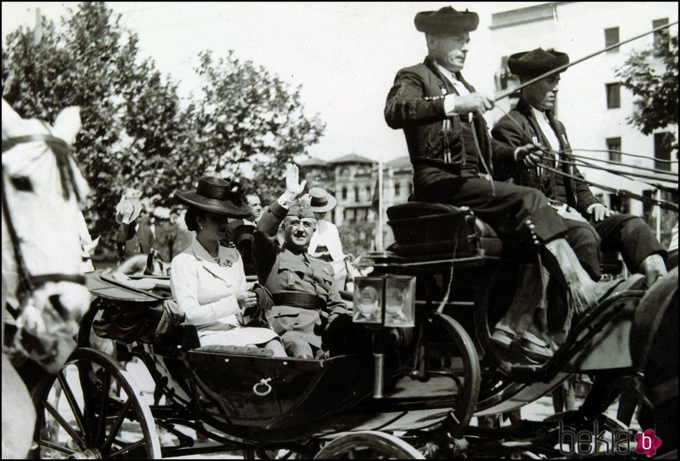 Francisco Franco y Carmen Polo paseando por Sevilla en un carro de caballos
