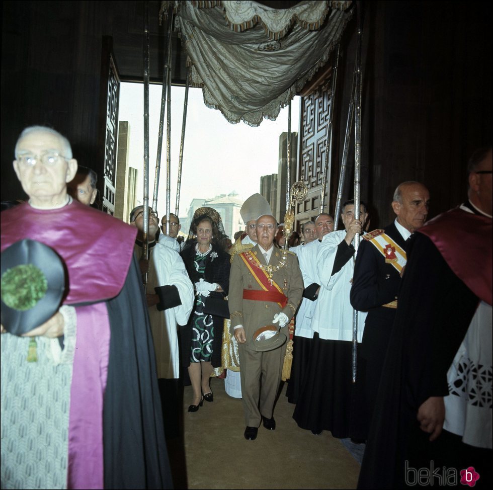 Francisco Franco y Carmen Polo entrando bajo palio en una iglesia